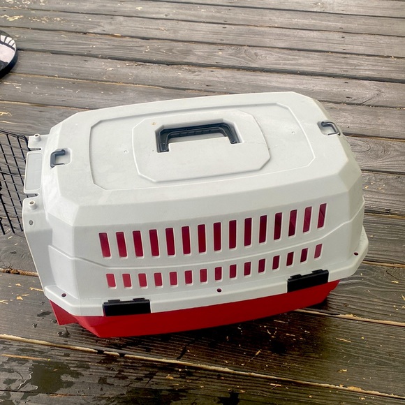 USED TRAVEL PET CARRIER INCLUDES SMALL PINK BOWL - Picture 2 of 5
